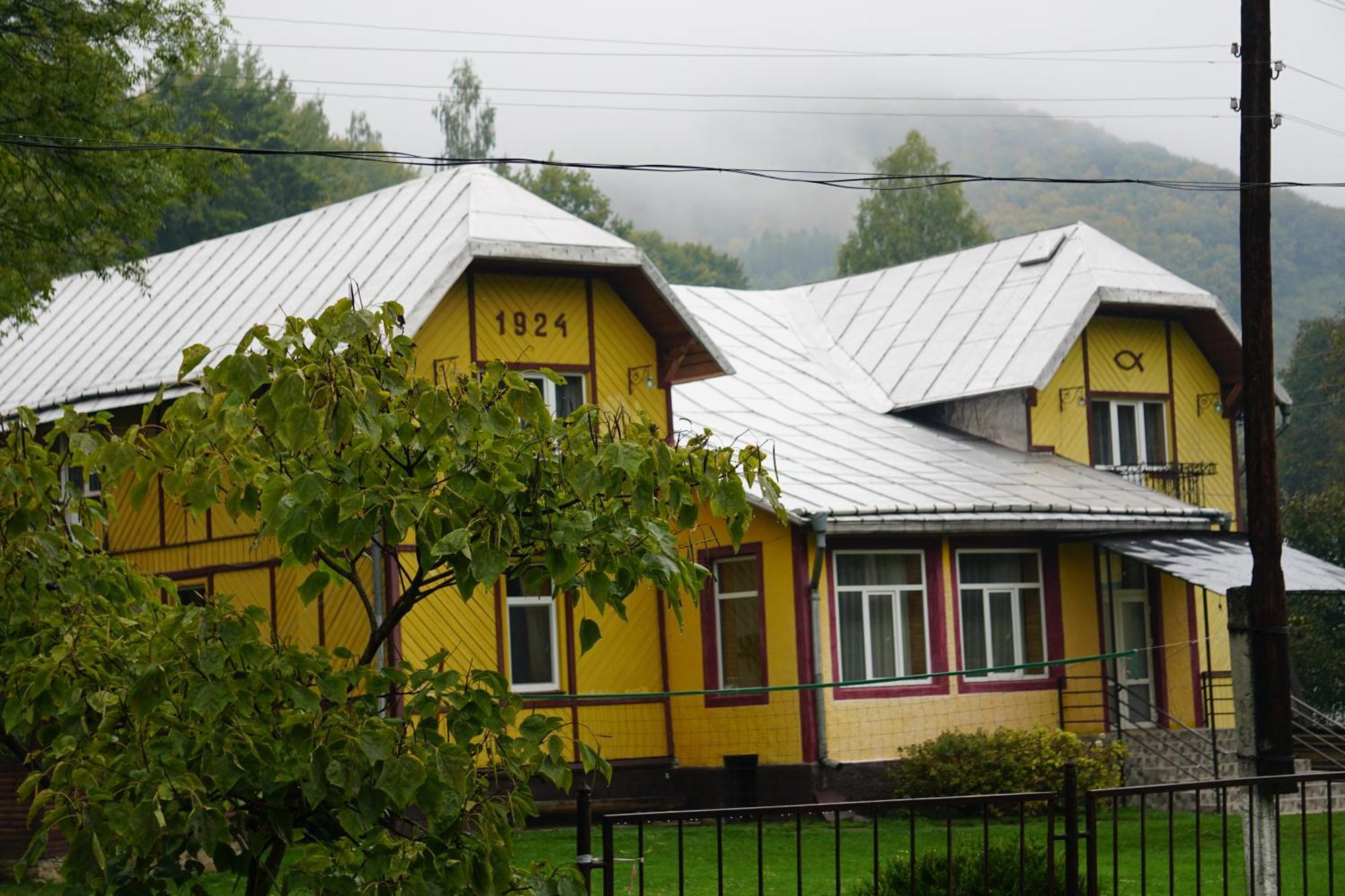 Дім з видом на гори. Виженка Екстер'єр фото